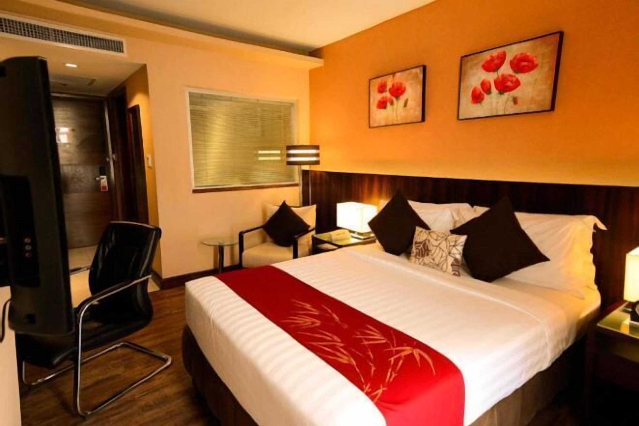 Minibar, caja de seguridad en la habitación y escritorio 