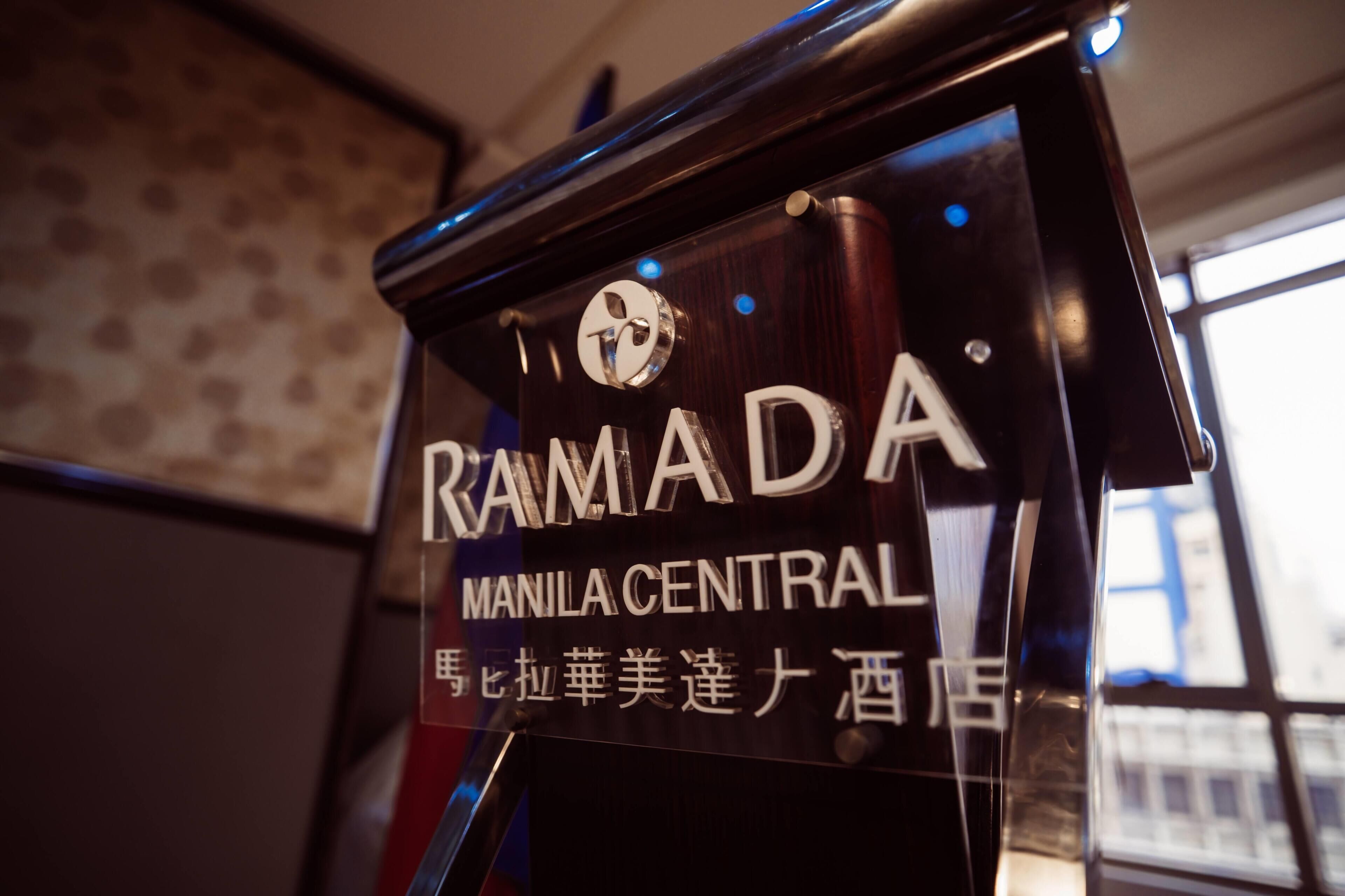 Ein Schild mit der Aufschrift 'RAMADA' und 'MANILA CENTRAL', das den Namen und den Standort des Hotels angibt.