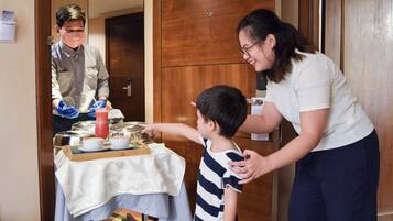 Guests can enjoy a meal at the table, which is set with a tablecloth and a selection of dishes.