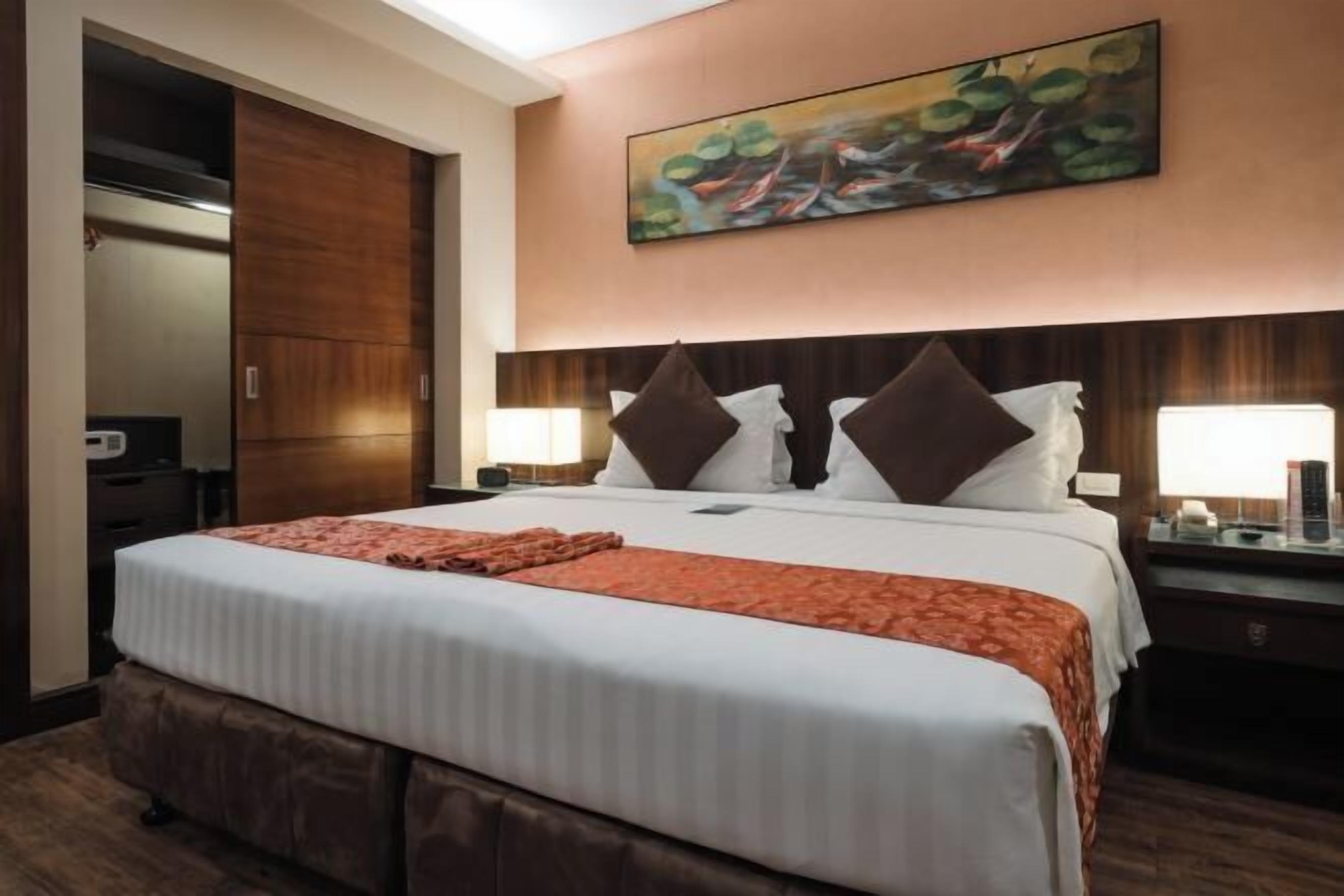 Frigobar, cofres nos quartos, escrivaninha