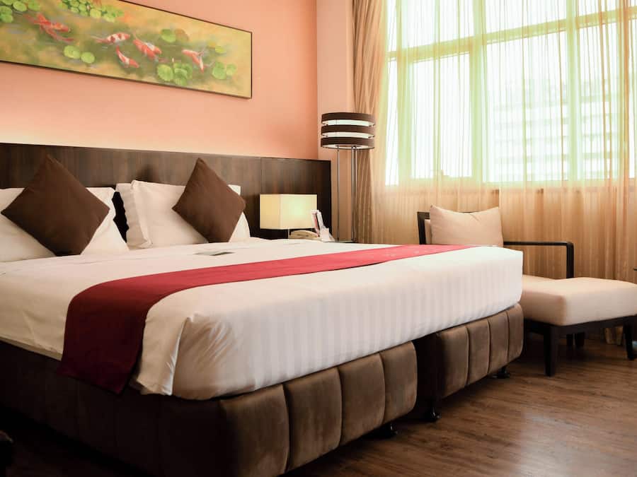 Executive Room | Minibar, in-room safe, desk, laptop workspace