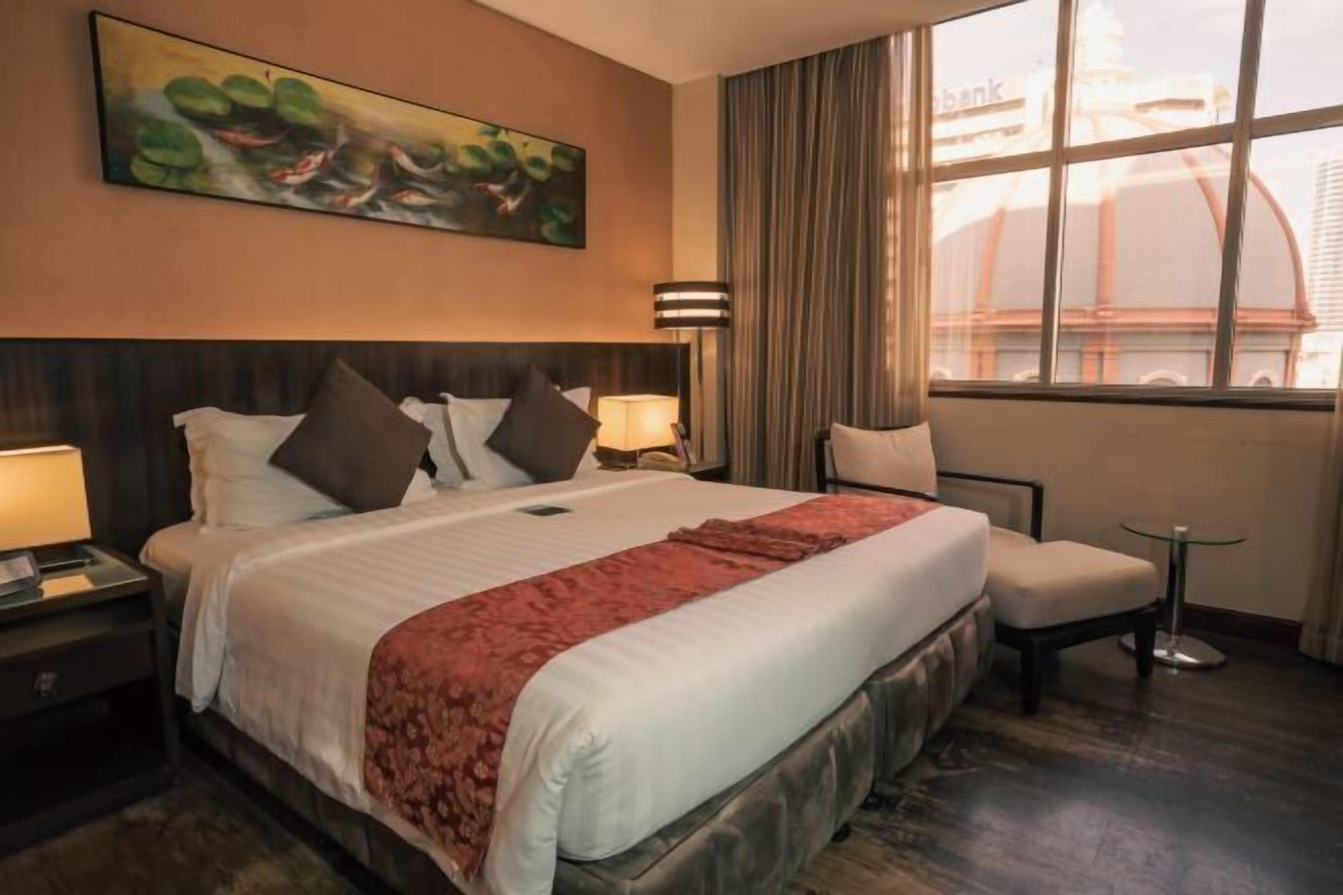 Frigobar, cofres nos quartos, escrivaninha