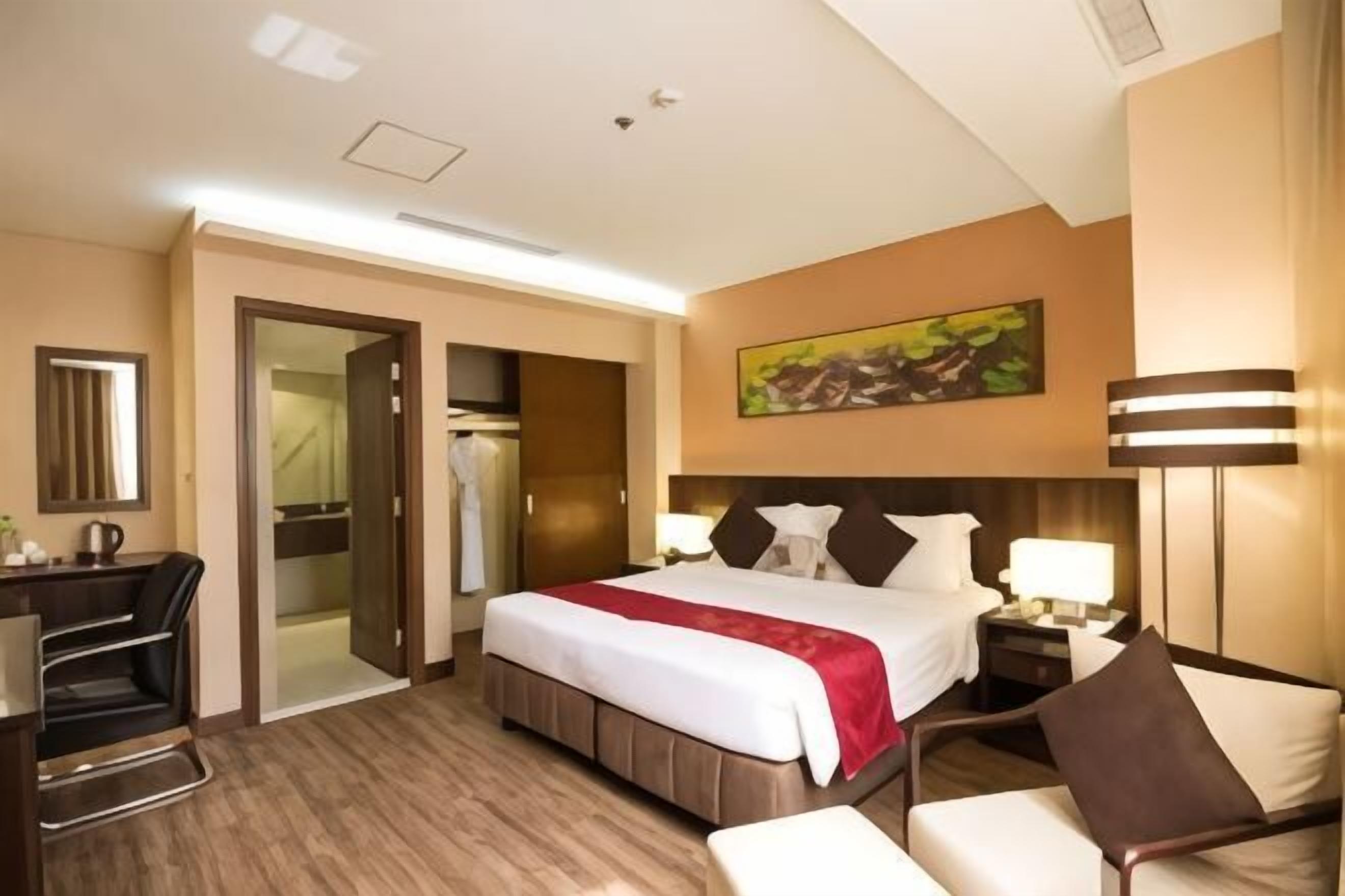 Minibar, caja de seguridad en la habitación y escritorio 