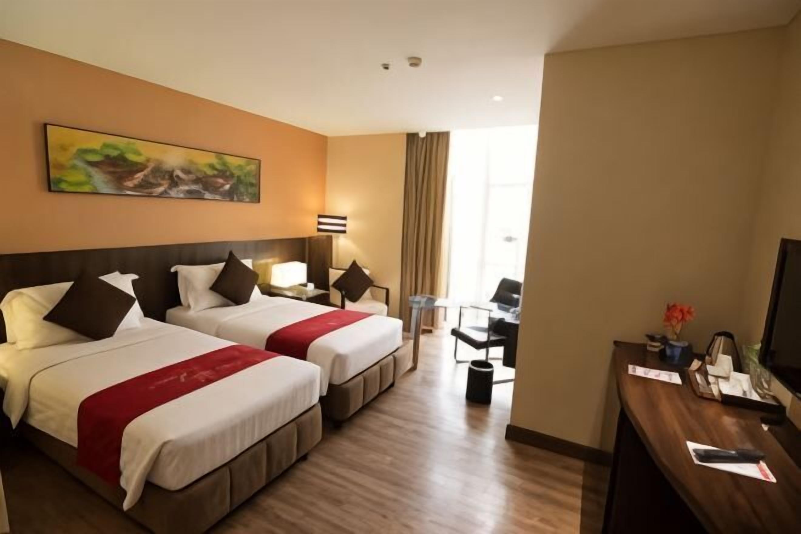 Minibar, caja de seguridad en la habitación y escritorio 