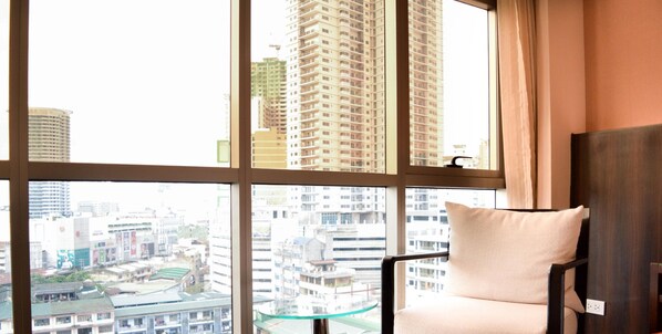 Quarto superior | Frigobar, cofres nos quartos, escrivaninha