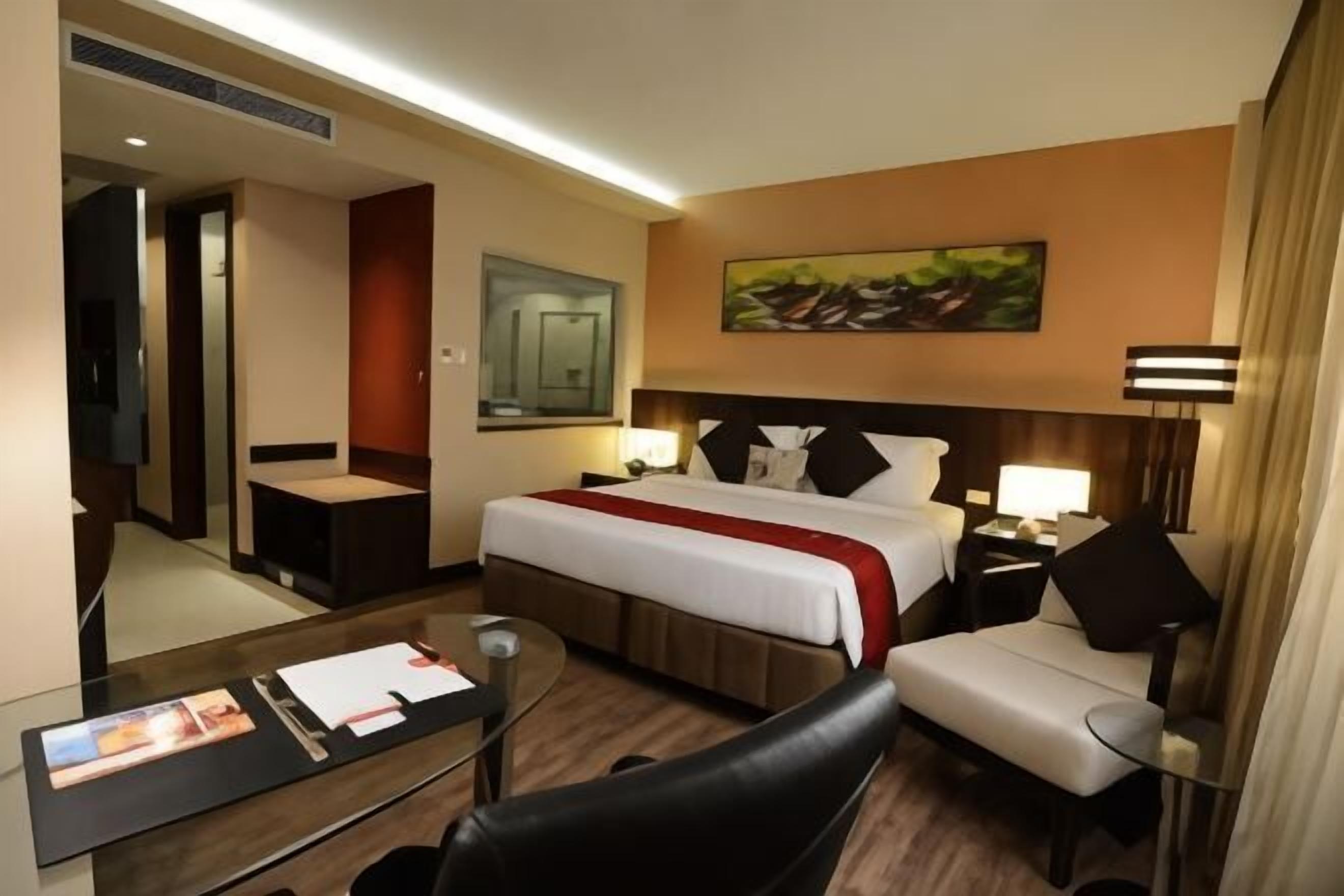 Minibar, caja de seguridad en la habitación y escritorio 