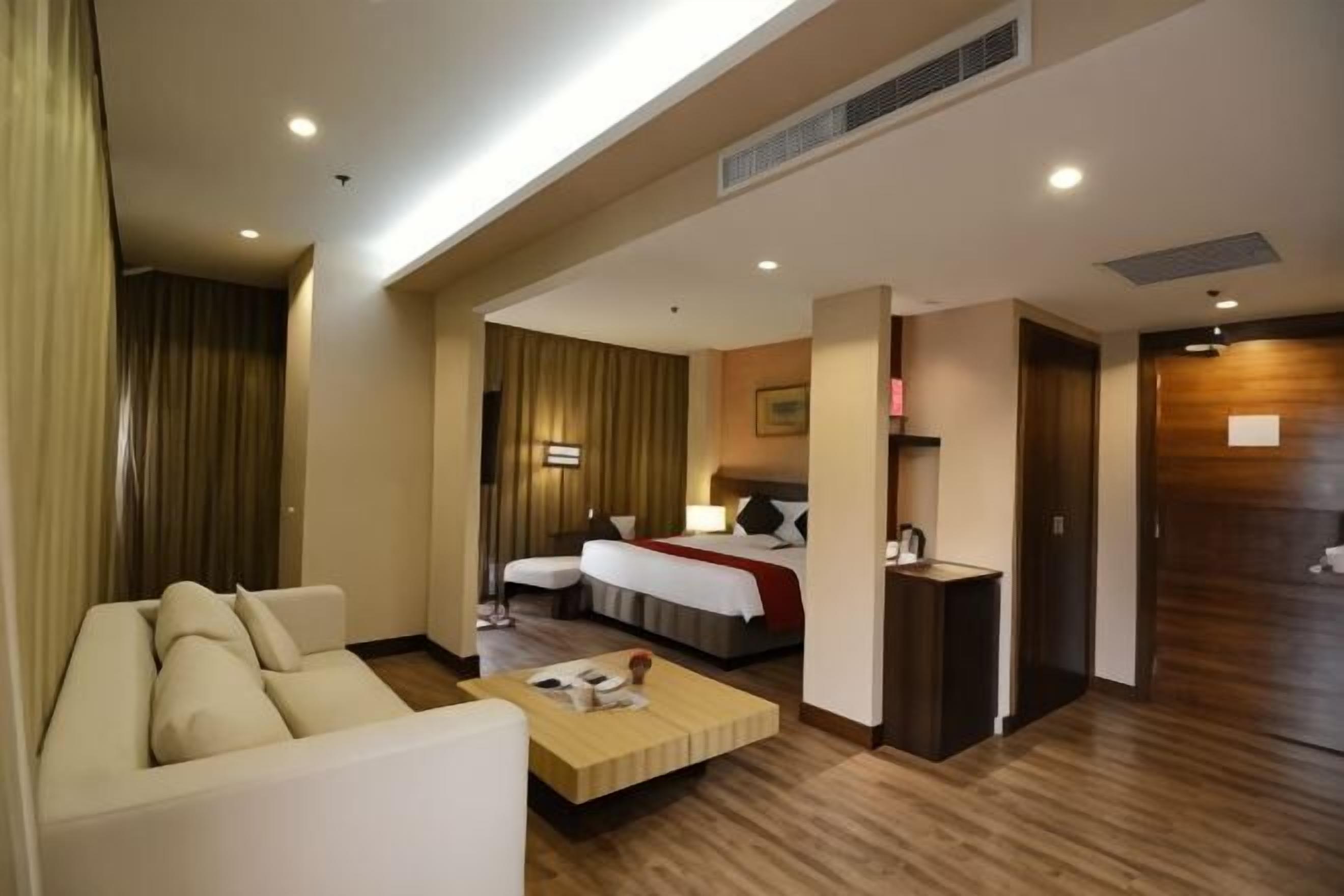 Minibar, caja de seguridad en la habitación y escritorio 