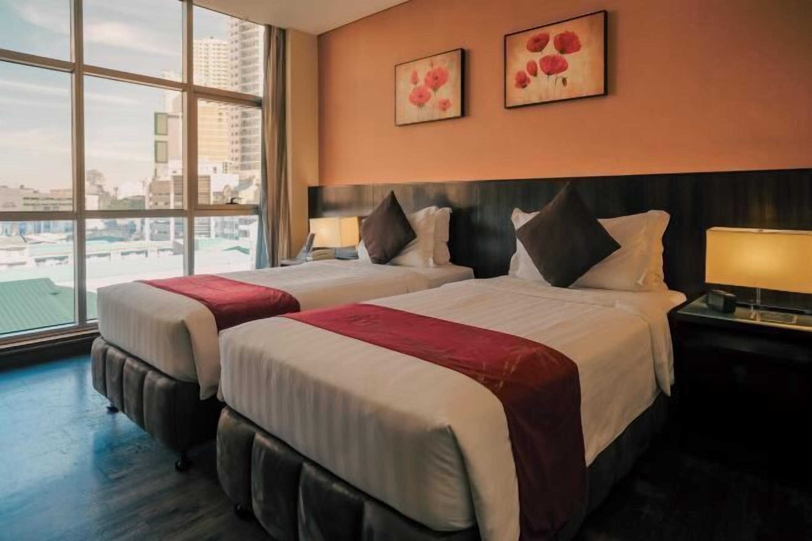 Frigobar, cofres nos quartos, escrivaninha