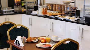 Se ofrece un desayuno completo (12.00 GBP por persona)