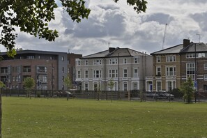Vista frontal de la propiedad