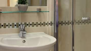 Ilmaiset hygieniatuotteet, hiustenkuivaaja, pyyhkeet