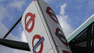 Señal de estación de autobuses con el logotipo del London Underground.