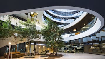 3 restaurants, breakfast served