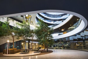 3 restaurants, breakfast served