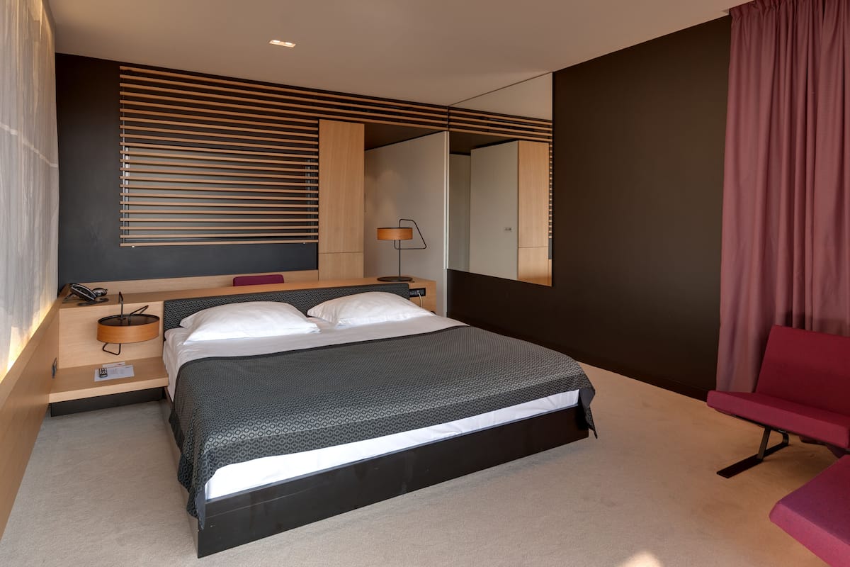 Ropa de cama de alta calidad y minibar 