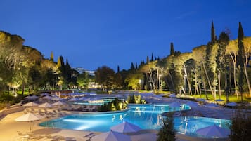 Piscine couverte, piscine extérieure, chaises longues