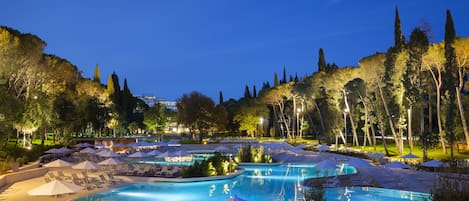 Piscina coperta, piscina all'aperto, lettini