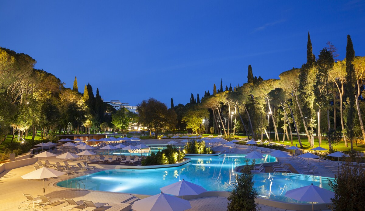 Lone Hotel by Maistra Collection