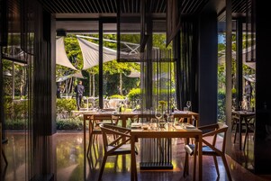 3 restaurants, breakfast served