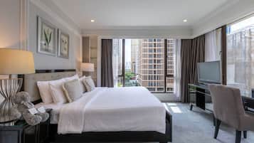 Two Bedroom Suite With Free Executive Lounge | Caja de seguridad en la habitación, escritorio y cortinas blackout