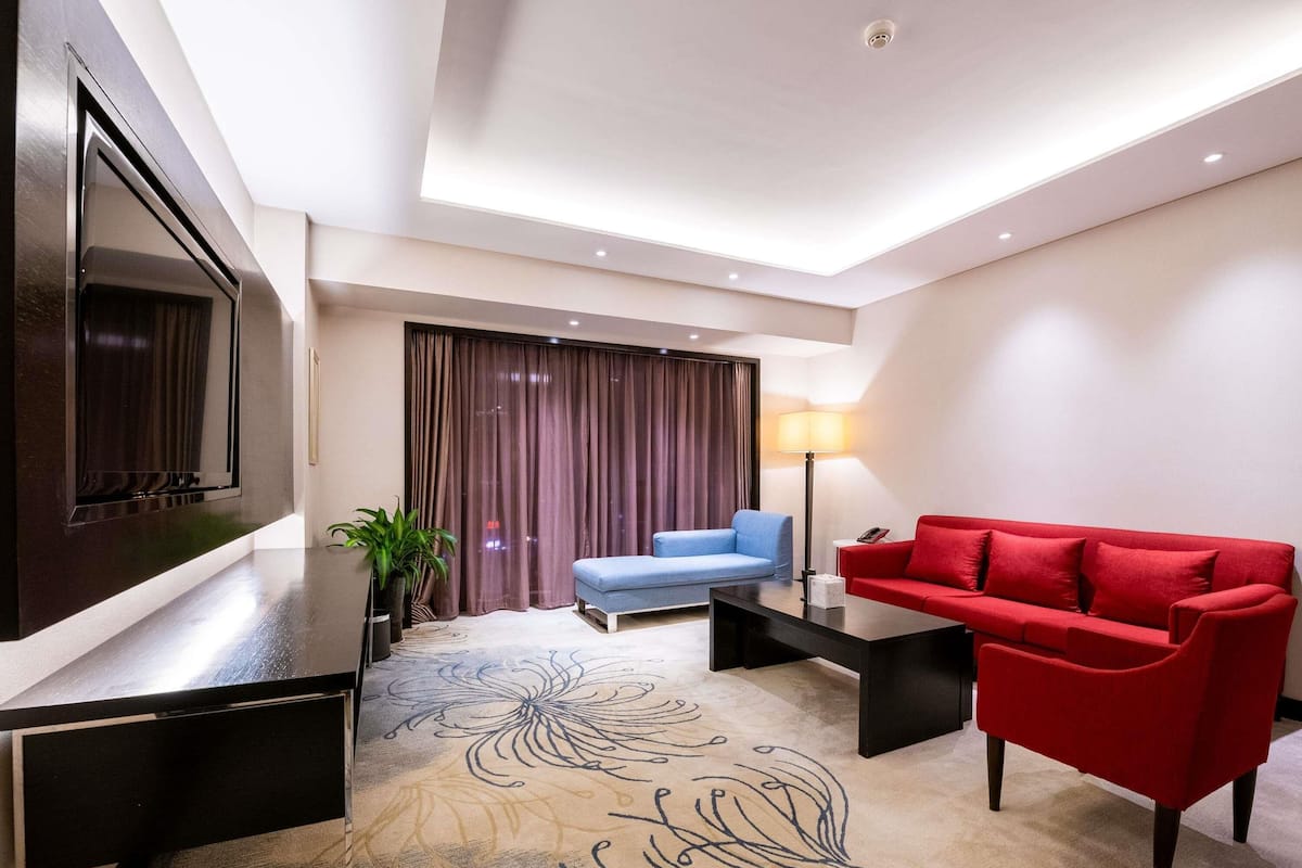 Deluxe Suite, 1 King Bed | Minibar, in-room safe, desk, laptop workspace