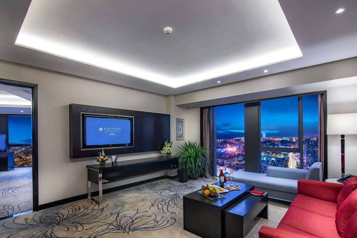 Deluxe Suite, 1 King Bed | 1 bedroom, minibar, in-room safe, desk