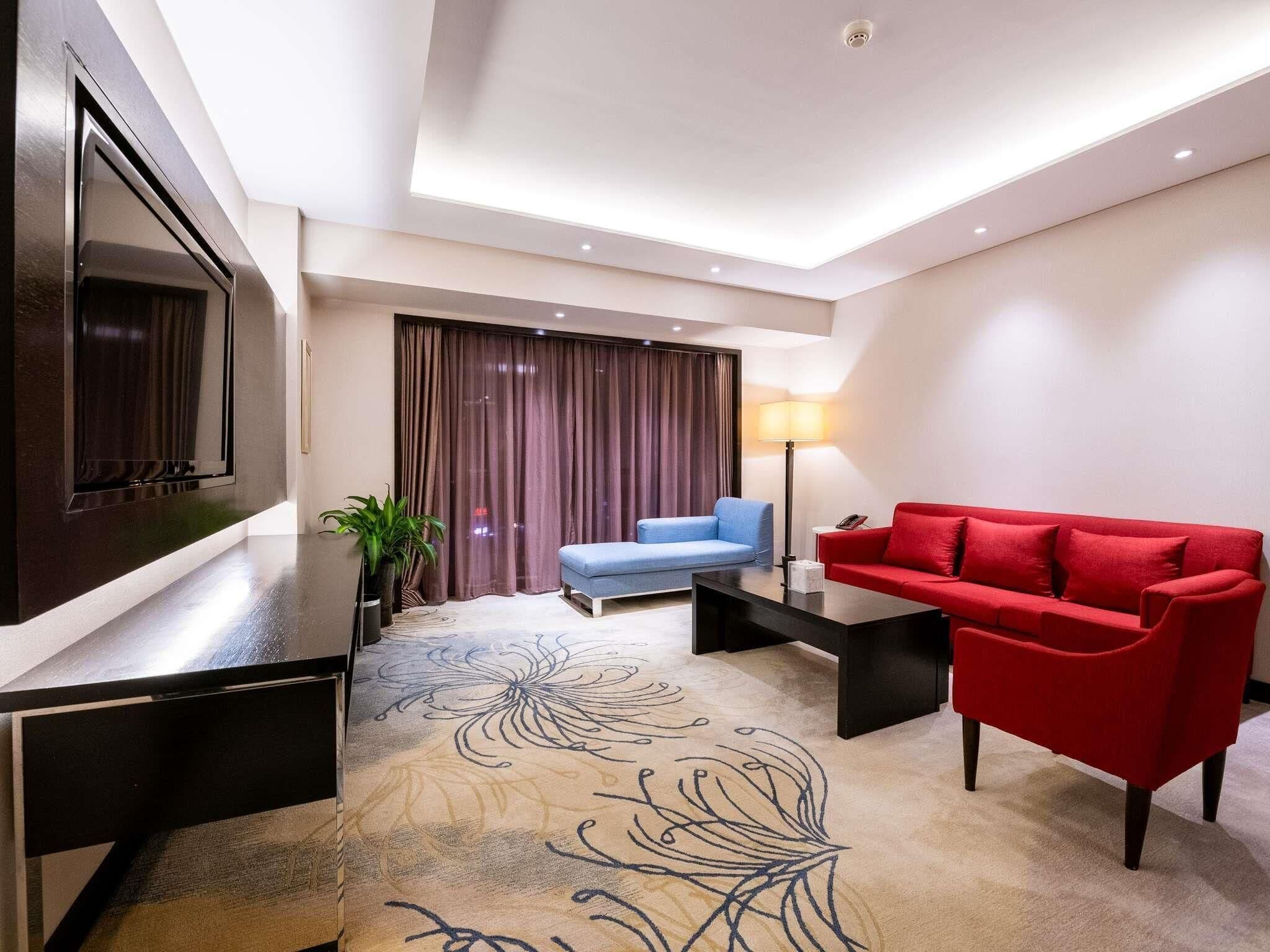 Suite Deluxe, 1 très grand lit | Minibar, coffres-forts dans les chambres, bureau