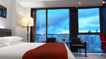 Minibar, caja de seguridad en la habitación y escritorio