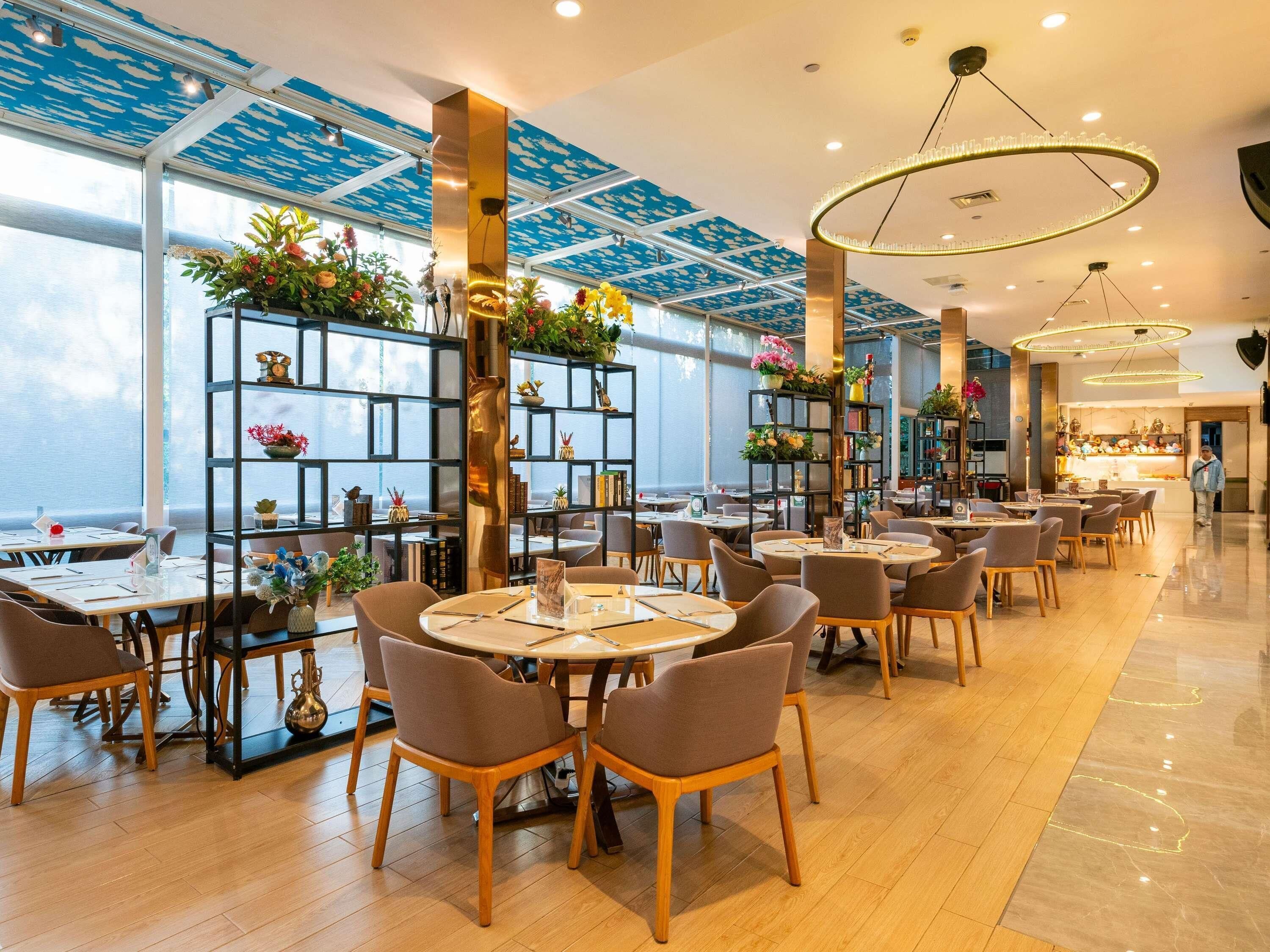 Buffet breakfast on weekends (CNY 80 per person)