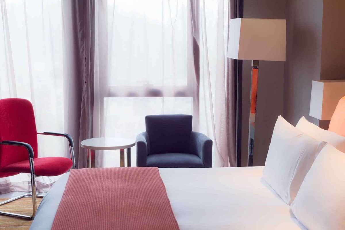 Superior Room, 1 King Bed | 1 bedroom, minibar, in-room safe, desk