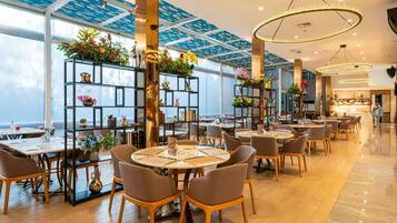 Café da manhã com buffet mediante uma taxa nos fins de semana