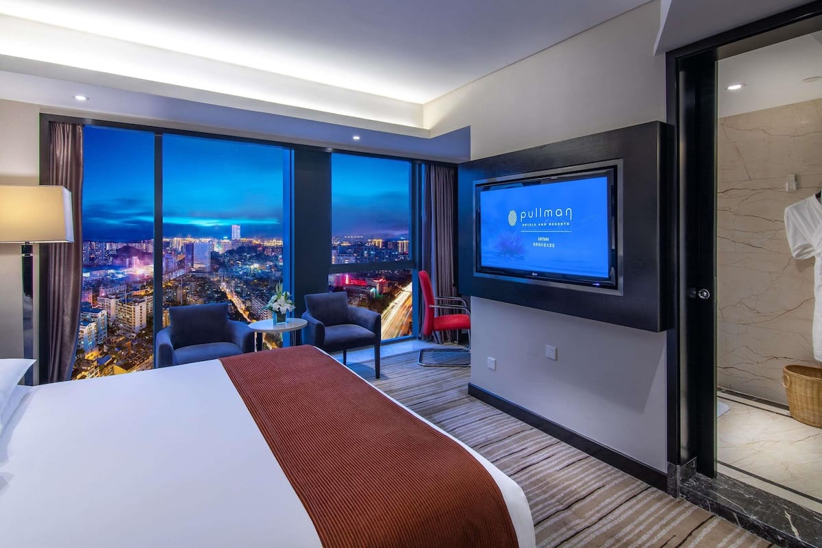 Superior Room, 1 King Bed | 1 bedroom, minibar, in-room safe, desk