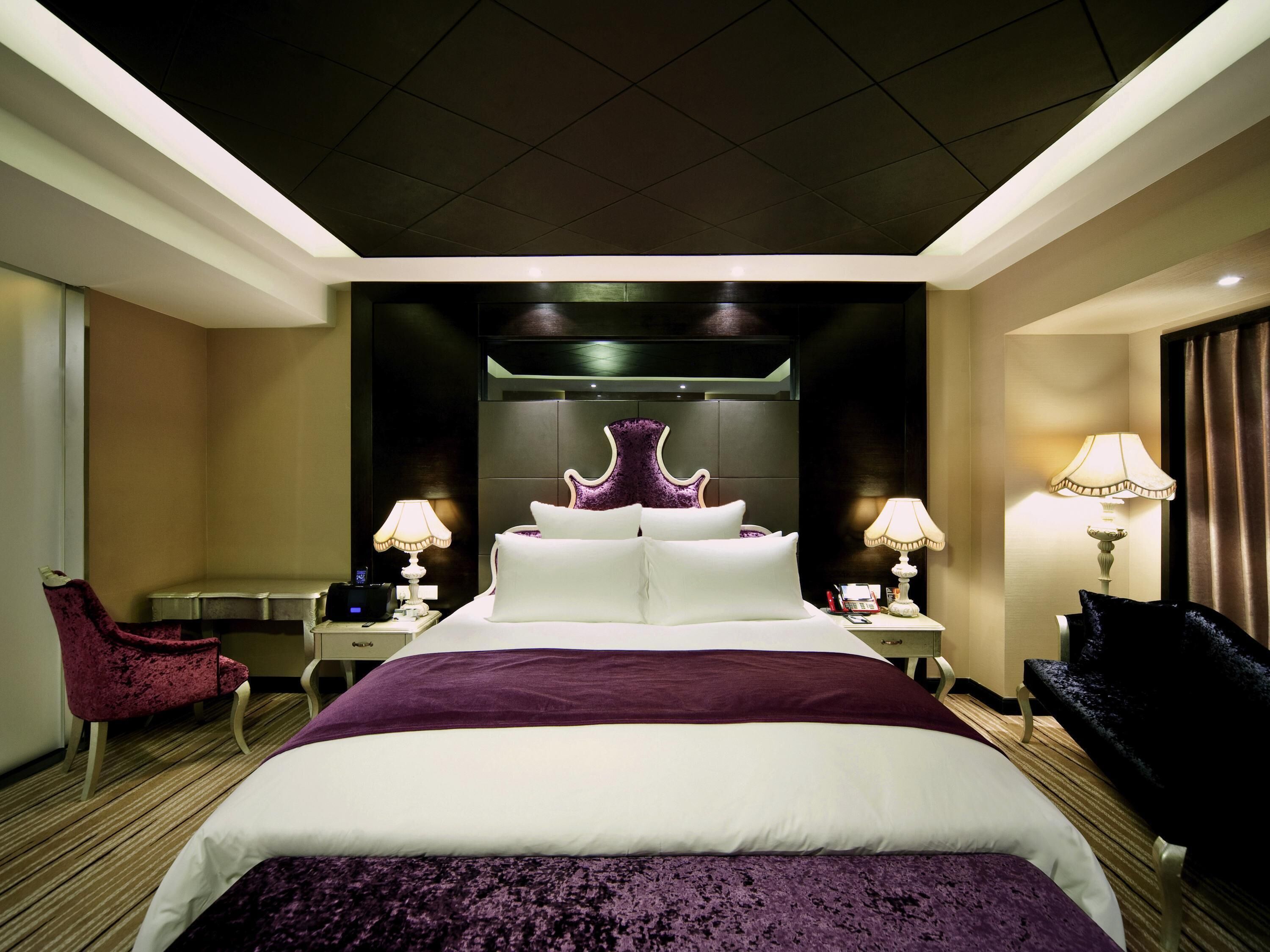 Presidential Suite | Minibar, in-room safe, desk, laptop workspace