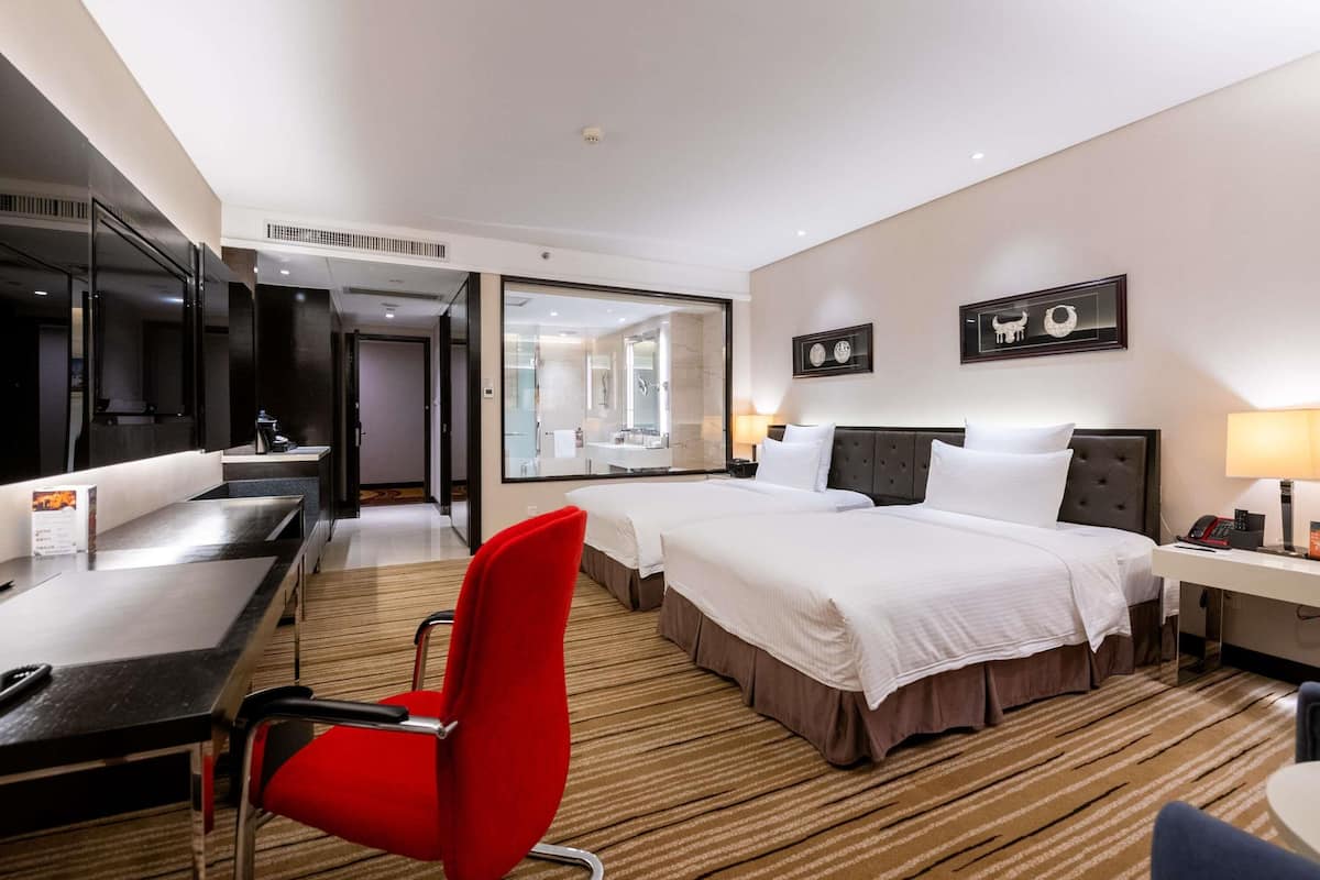 Deluxe Room, 2 Single Beds | 1 bedroom, minibar, in-room safe, desk