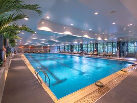 Una piscina cubierta