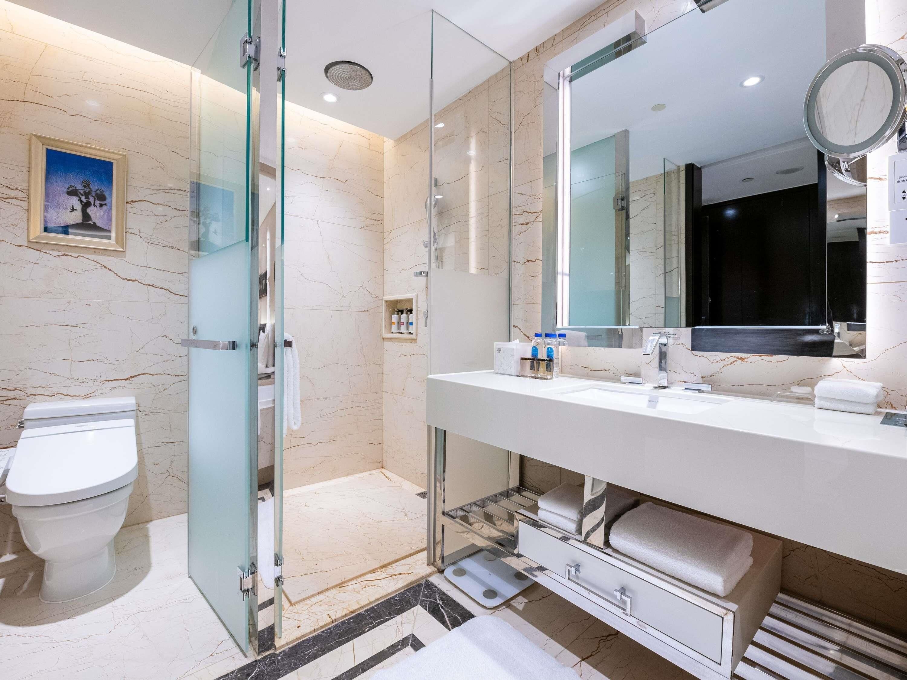 Minibar, Zimmersafe, Schreibtisch, laptopgeeigneter Arbeitsplatz