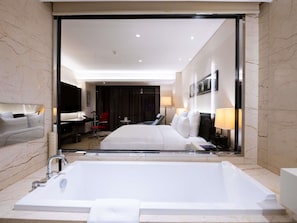 1 bedroom, minibar, in-room safe, desk