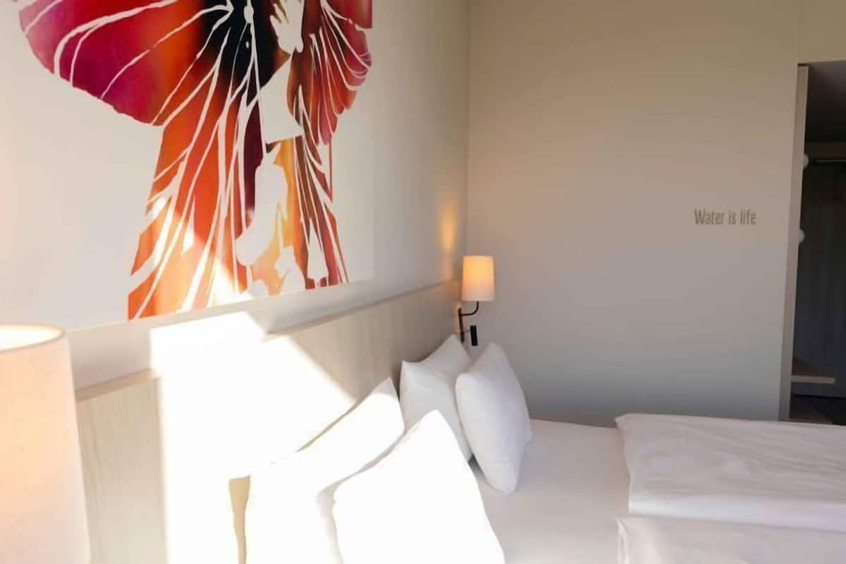 1 bedroom, premium bedding, in-room safe, desk
