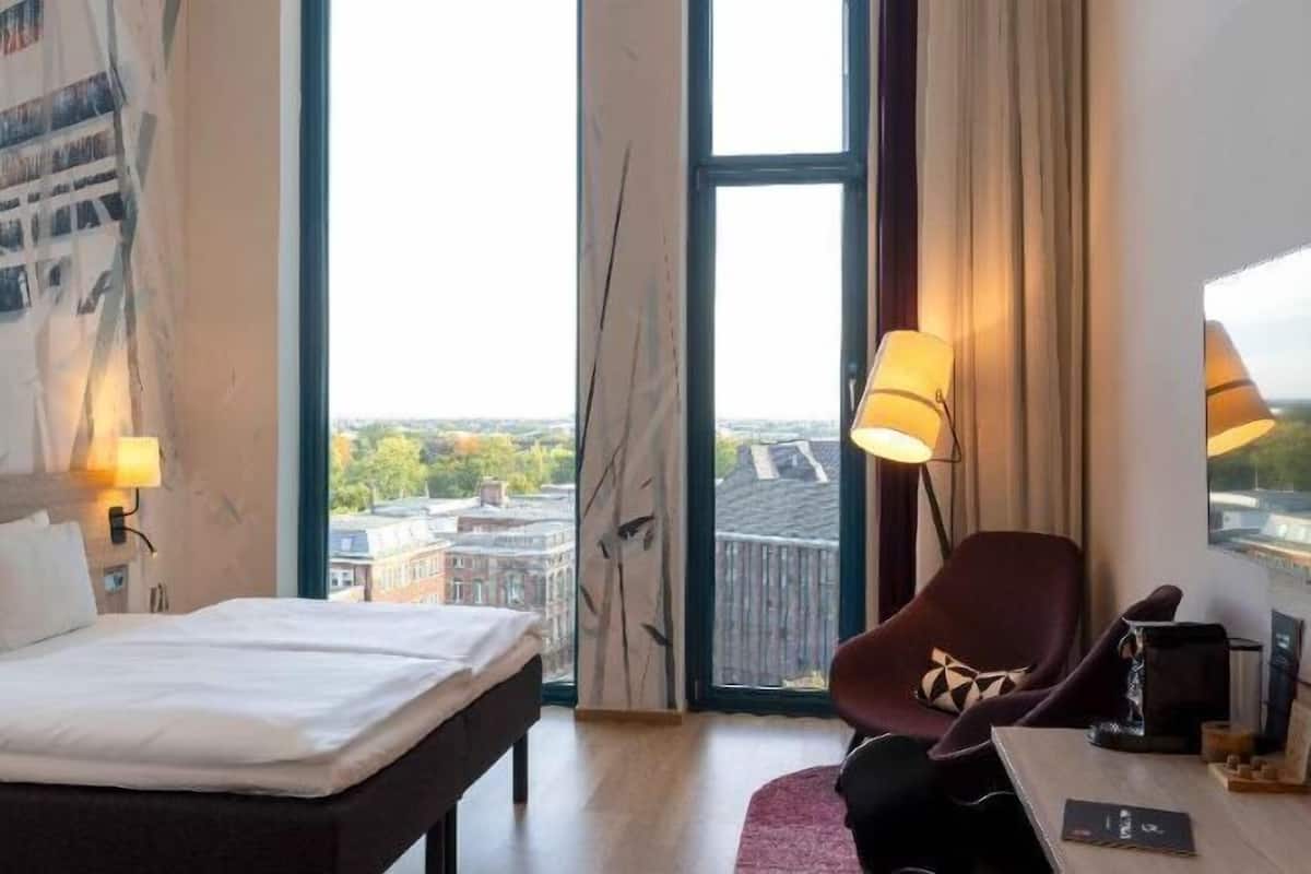 Ropa de cama de alta calidad y caja de seguridad en la habitación