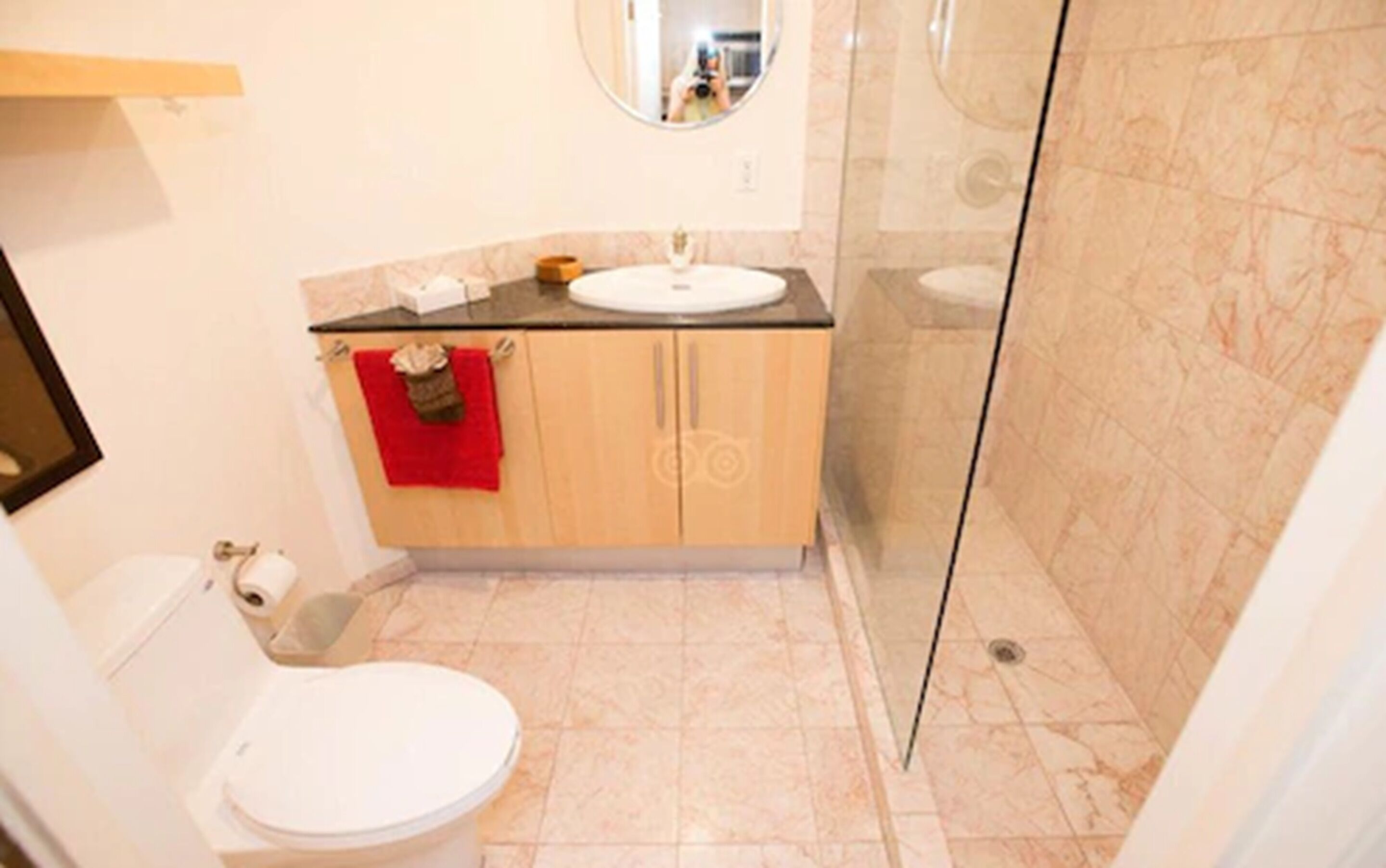 Een badkamer met toilet, wastafel en douche.