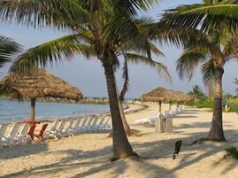 Playa privada, arena blanca, toallas de playa, kayak