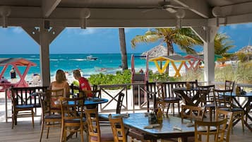 Café da manhã, almoço e jantar; local e internacional 