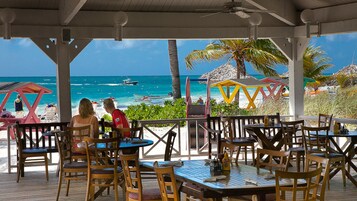 供应早餐、午餐和晚餐，本地与国际菜