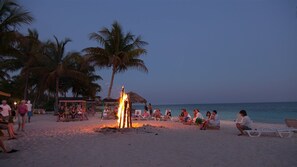Praia particular, areia branca, toalhas de praia, passeios de caiaque 