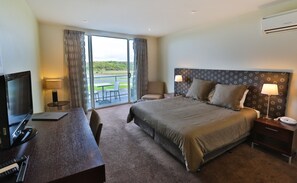 Luxury Studio Room | Individually decorated, individually furnished, desk, laptop workspace - Lady Bay Resort (Warrnambool)