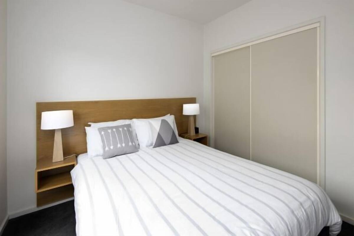 Escritorio, espacio para trabajar con laptop y cortinas blackout