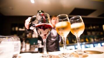 Un bar con varias copas de vino sobre una barra.