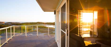 Apartemen Mewah, 3 kamar tidur, jet tub, menghadap laut | Balkon