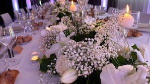 A table set with white flowers, candles, and glasses. - Best Western Plus Thionville Centre (Thionville)