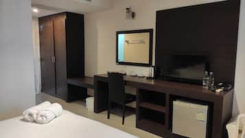 Deluxe Room, 1 King Bed | In-room safe, blackout curtains, free WiFi